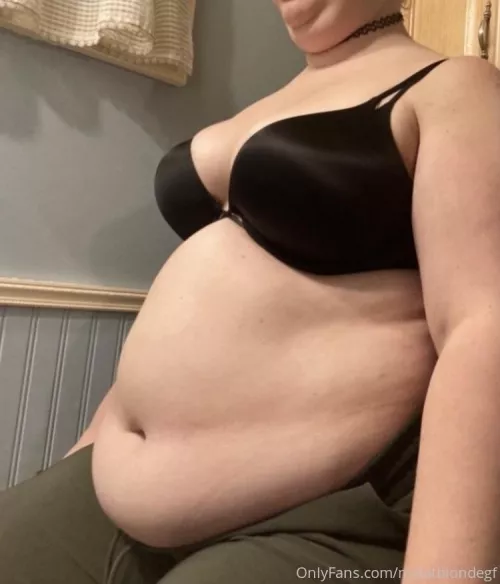 That moment when her double chin engulfs her choker necklace 😂 👌🏼 by myfatblondegf