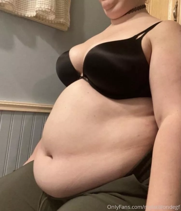 That moment when her double chin engulfs her choker necklace 😂 👌🏼 posted by myfatblondegf