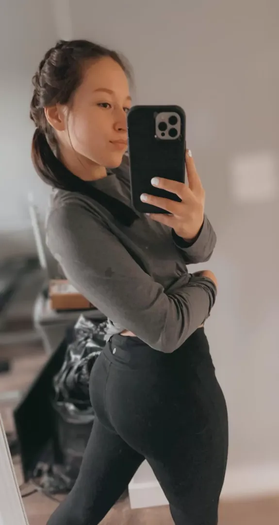 That’s just a top shot. Imagine the under view of this 🍑. posted by onlyfanskiki_babe3