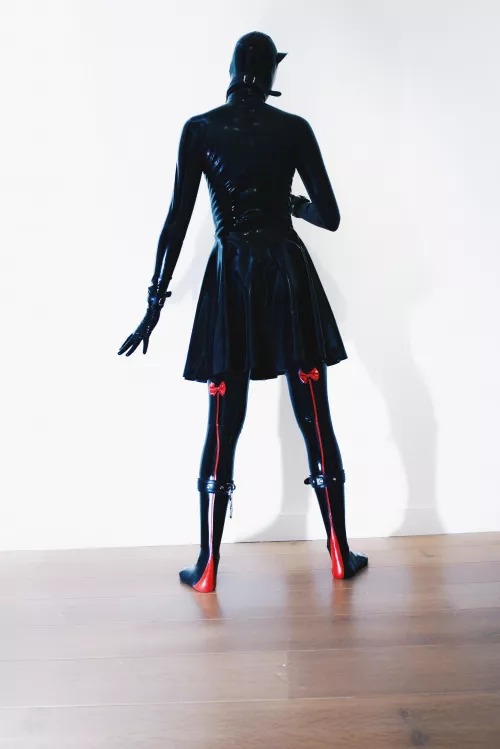 The backside gives a better view of the latex ribbons! by frauwke