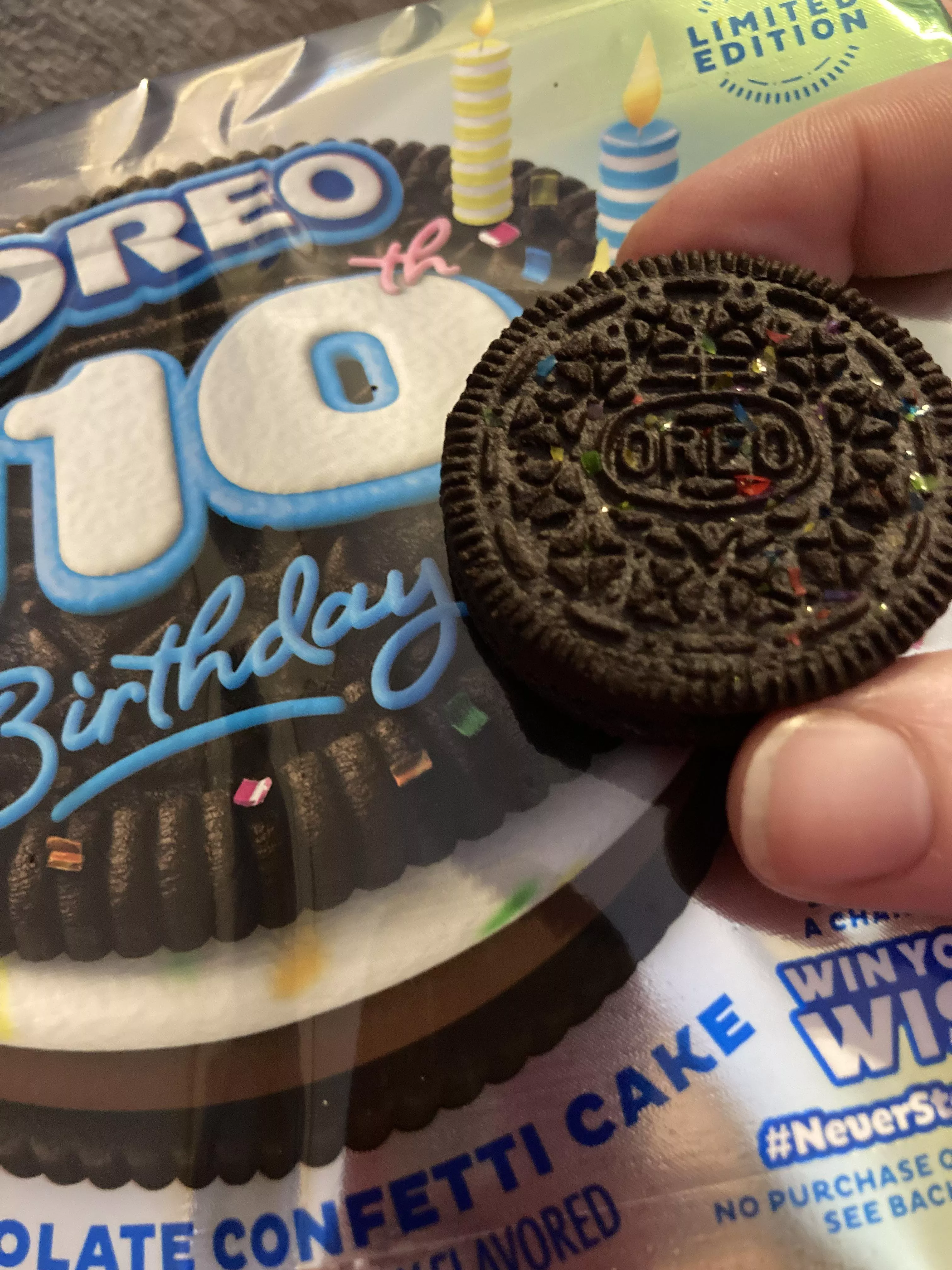 The confetti sprinkles on these new Oreos just have me feeling so smoll 🥺🥰 I love sprinkles 🥰 posted by Scytle1