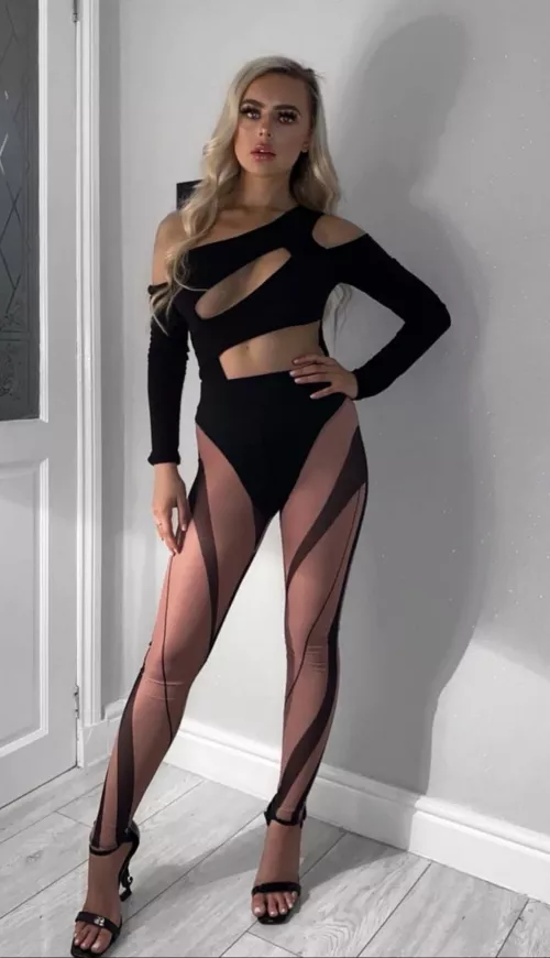 The hell is that outfit Lauren?! 😍 by ExternalLibrary8828