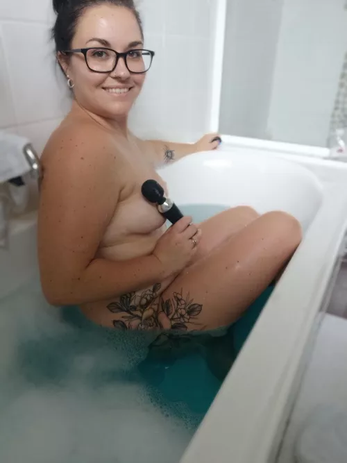 The kind of fun I get up to when I'm home alone 😏😝 x