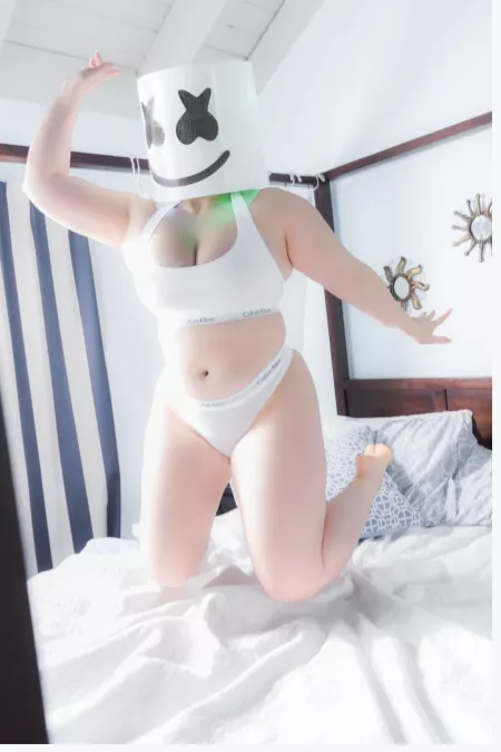 The lighting/photoshop in this one is weird. by swamoy