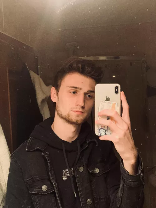 The mirror needs some cleaning, i know lol by Kyuuba1