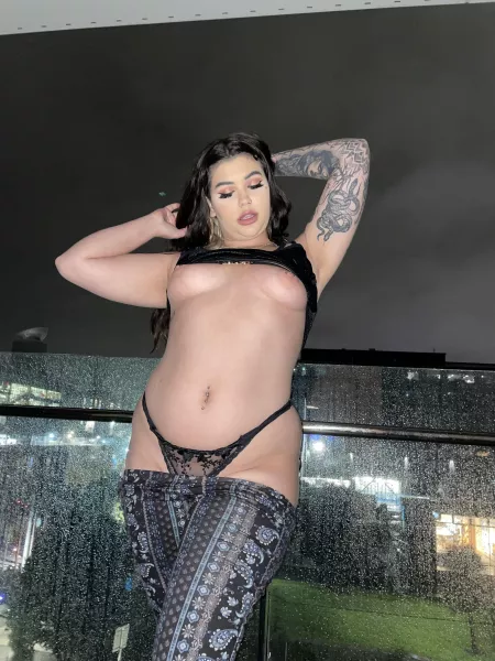 The people in the restaurant were not too pleased 😬 by Menthlolhoe