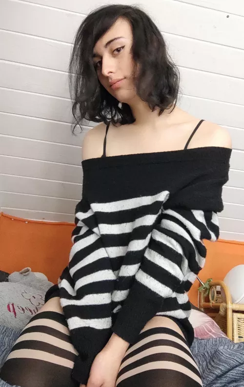 The perks of a stretchy sweater :3 by arbiter_of_gay