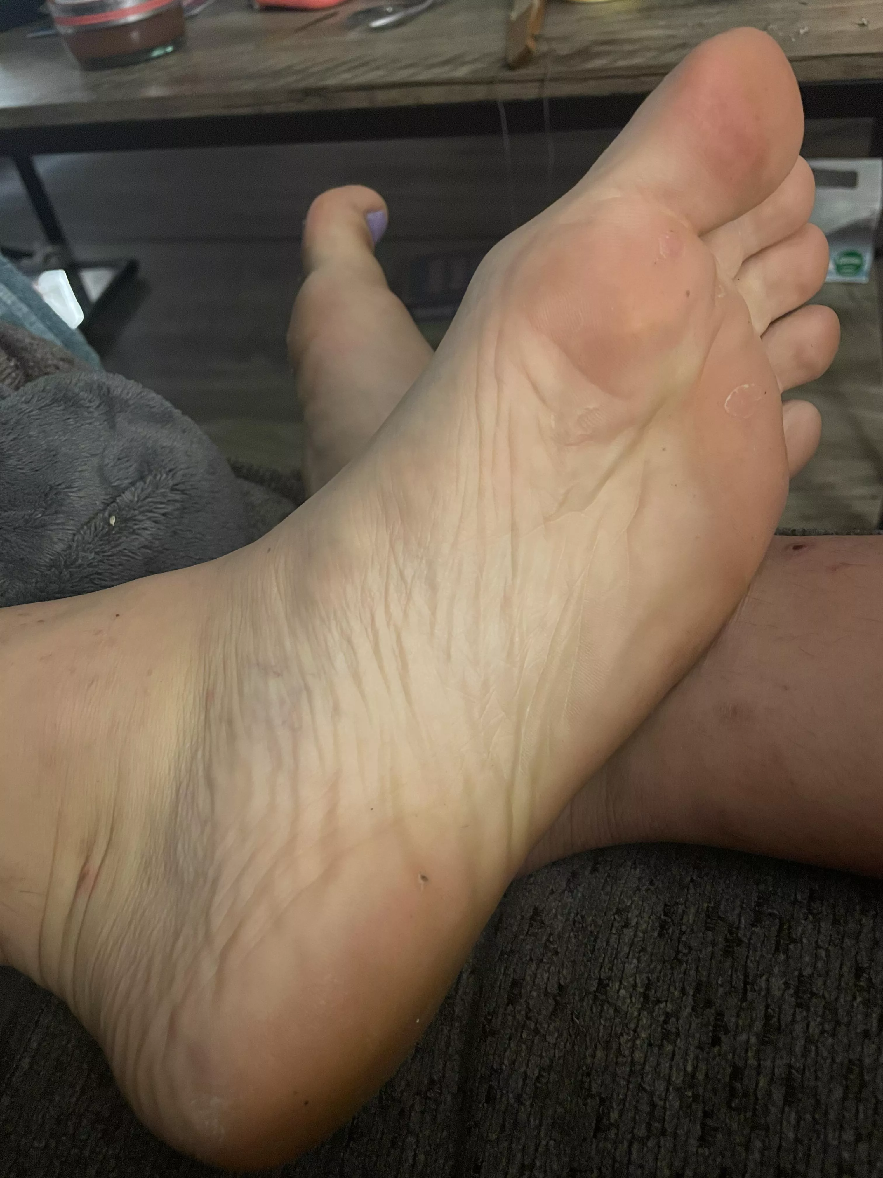 the pic is w/e but i like zoomin’ into my dirty soles :D posted by kyatwoa