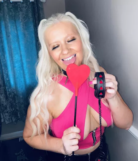 The Queen of Hearts loves to play, she wants hearts imprinted on your ass and tied around your wrists by sparkly-and-savage