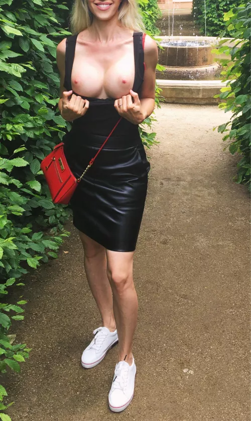 The reason why I am smiling is obvious. by jasmins_lounge