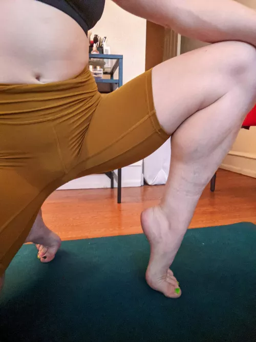 the result of working out in yellow shorts lmaooo by kittennnnnnnnnn