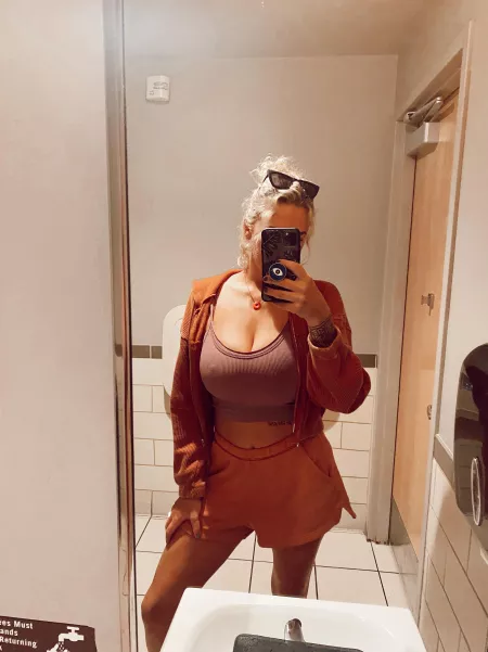 The twins looking perfect for my rainy day roadtrip 🤩 by mrssslionboxxx