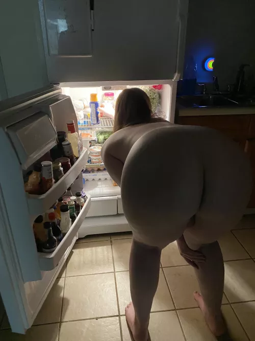 the view i get when i'm visiting for christmas..shes hunting for snacks at 10pm 😂 by kimbooppp