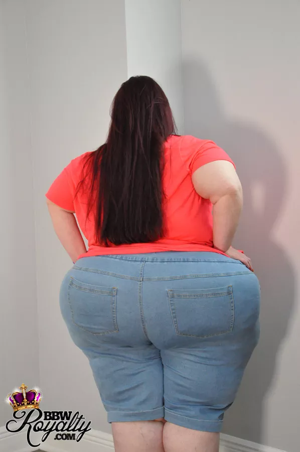 The voluptuous Scarlett posted by [deleted]