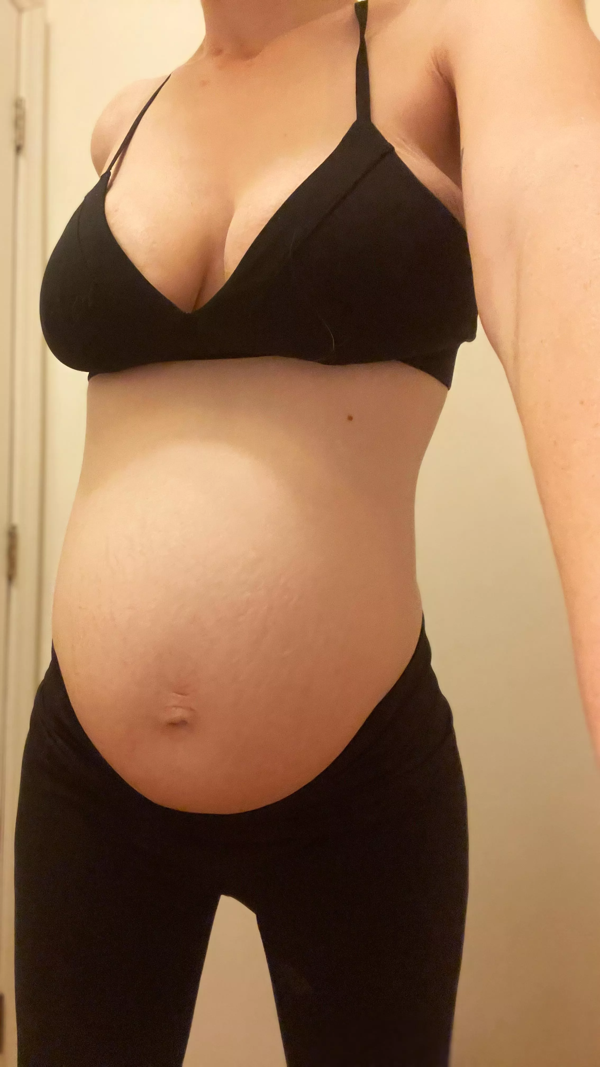 The way this big bump looks against my tiny frame is so hot, it’s making me feel very naughty 😇💅🏼 posted by Janie_Harlow