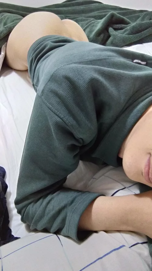 The weather is a little cold. Someone to warm me up? 🥶 by Famous_Sector