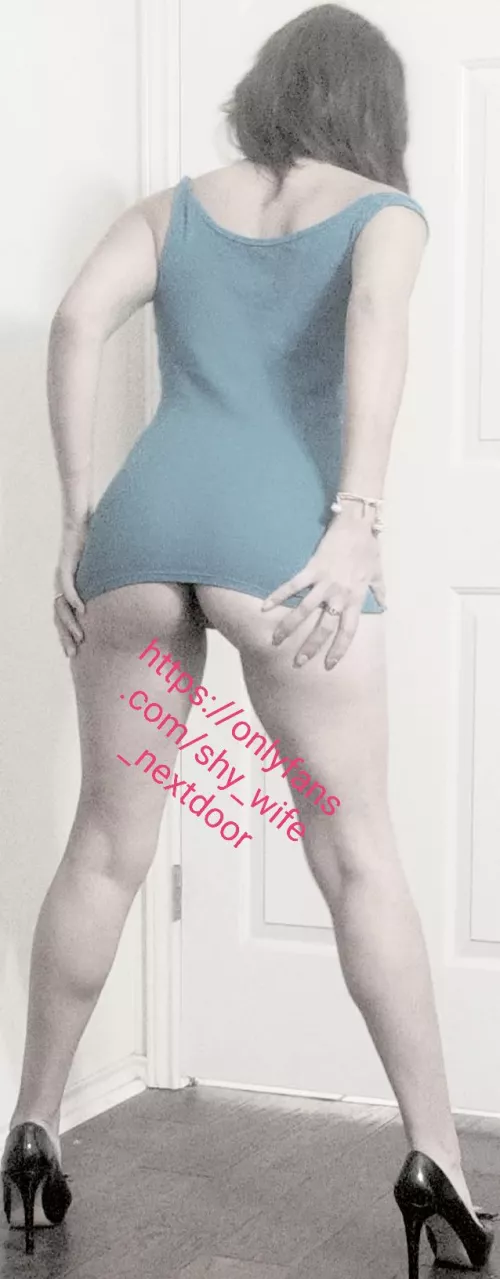 👄👄THE WIFE NEXT DOOR DONT YOU WISH YOU HAD THE COURAGE TO TALK TO HER? NOW YOU CAN💋💋 DMs welcomed on my page. Special requests welcomed. by luckygreen2000