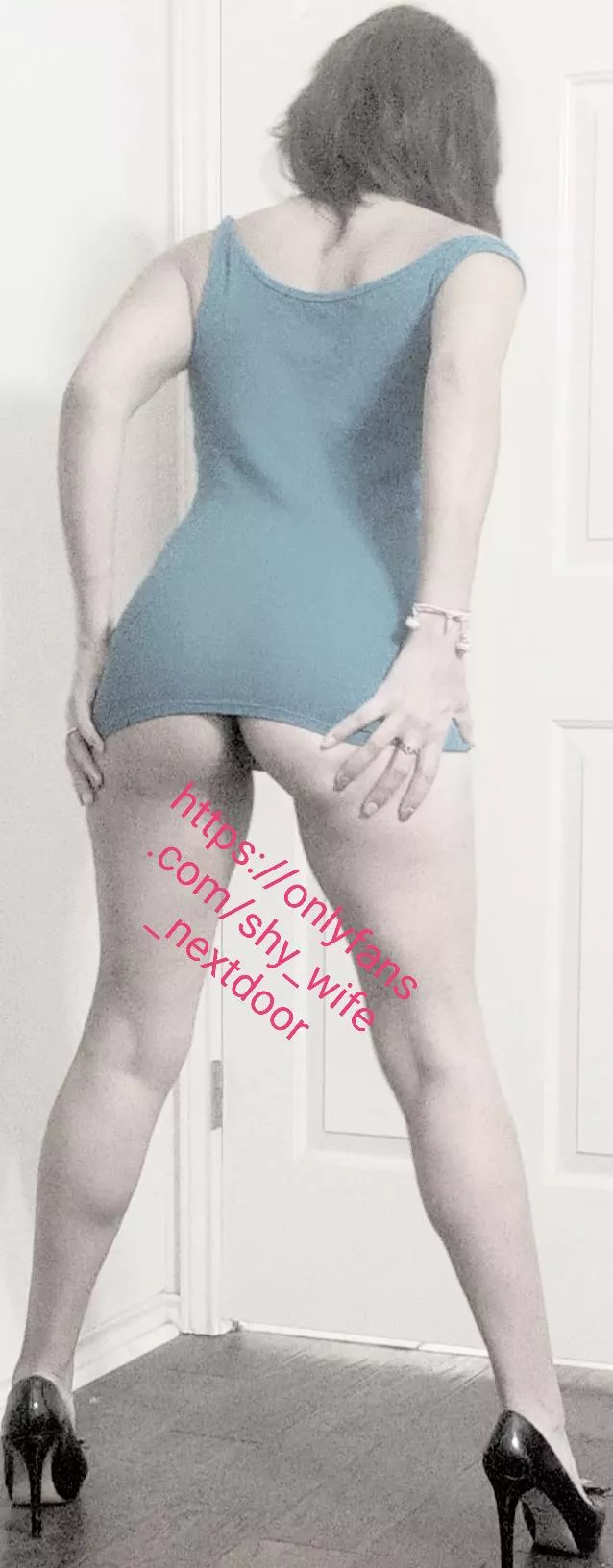 👄👄THE WIFE NEXT DOOR DONT YOU WISH YOU HAD THE COURAGE TO TALK TO HER? NOW YOU CAN💋💋 DMs welcomed on my page. Special requests welcomed. posted by luckygreen2000