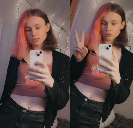 There are cute cats on my top btw🙌🏻😌 by suselida