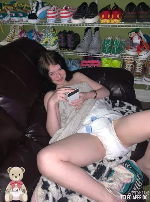 there's a gift inside this diaper for you to open 🍫💝 by littlediaperidol