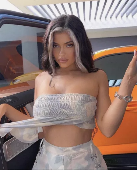 there’s just something about her by tuannnn