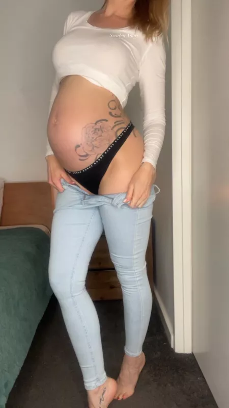 There’s no way I’m getting my favourite jeans up over my widened hips 🥵 by scarlett_x_anais