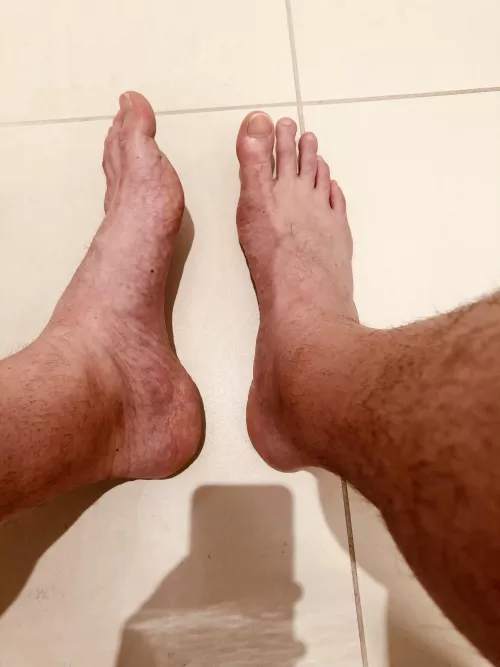 These big feet really need to be worshipped… by Gentlemangiant345