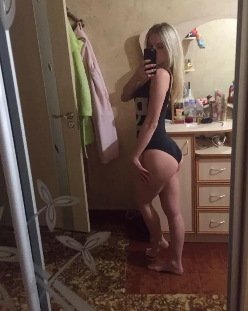 These legs need warming up by Eryka_V