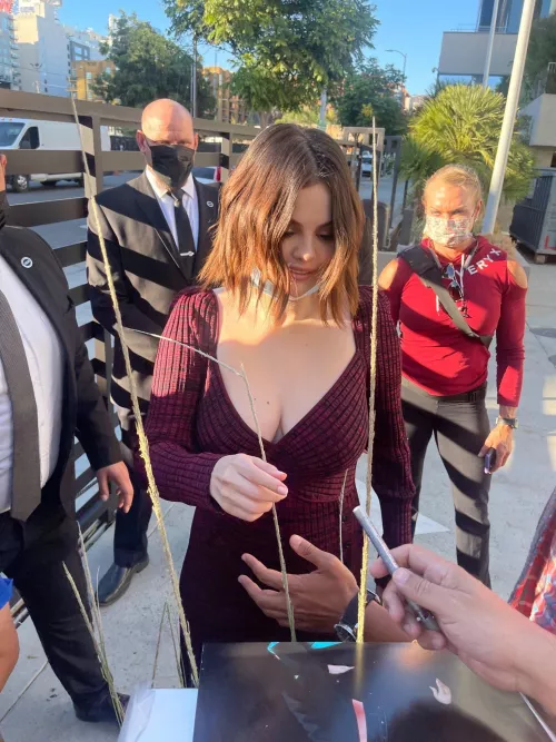 These new Selena Gomez pics are driving me crazy by mighty_bandit9