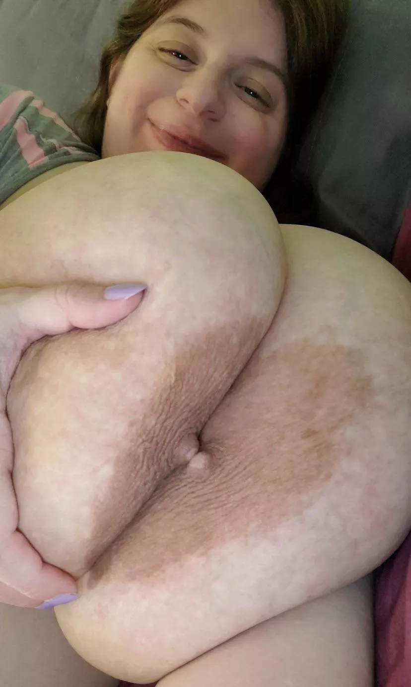 they’re kissing🥺 posted by _jorts