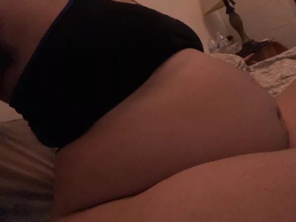 (they/them) would you believe me if I told you I'm not even 200lbs yet 😅 by enbybelly