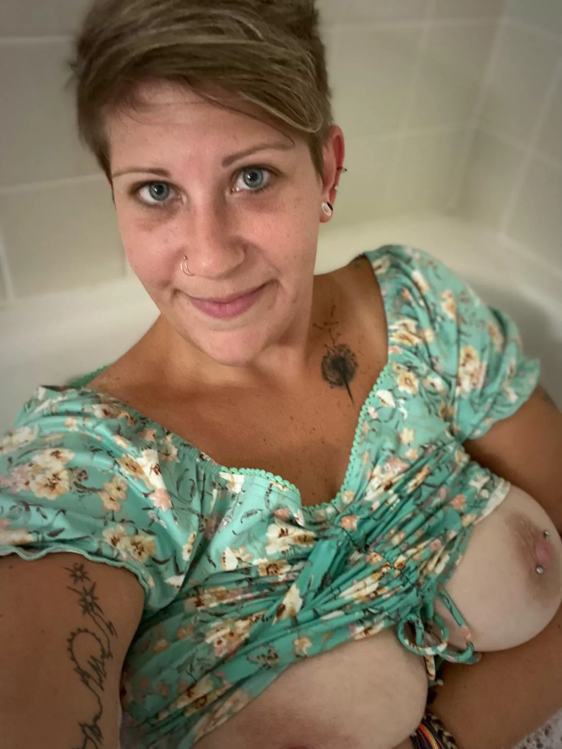 Thicc curvy tatted and pierced MILF gone bad! 😈 Would you play with me???😇😘 posted by LiciPeeci