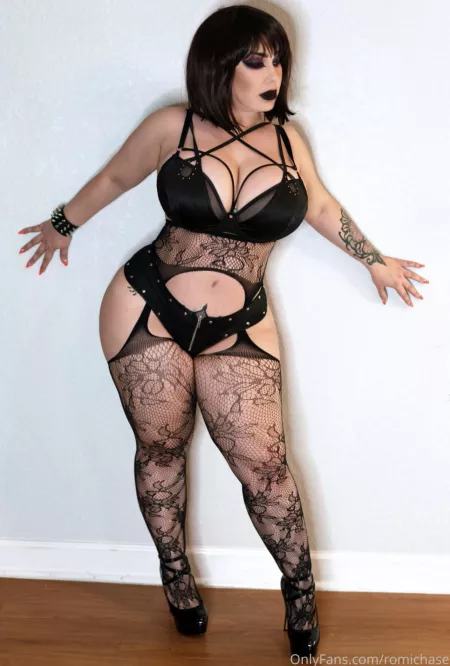 Thick AF big titty goth girlfriend 😍😈 can I drain your soul by romi_chase