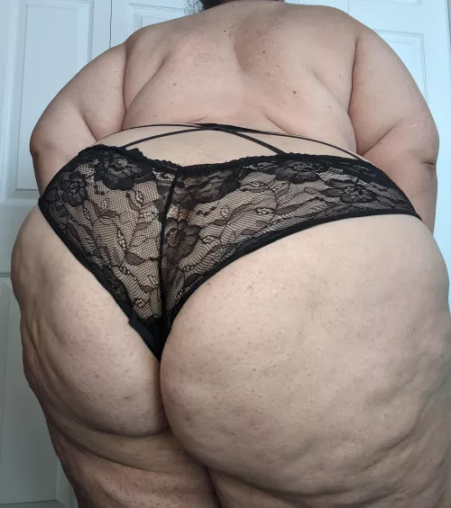 Thick and bottom heavy by PeachParadis