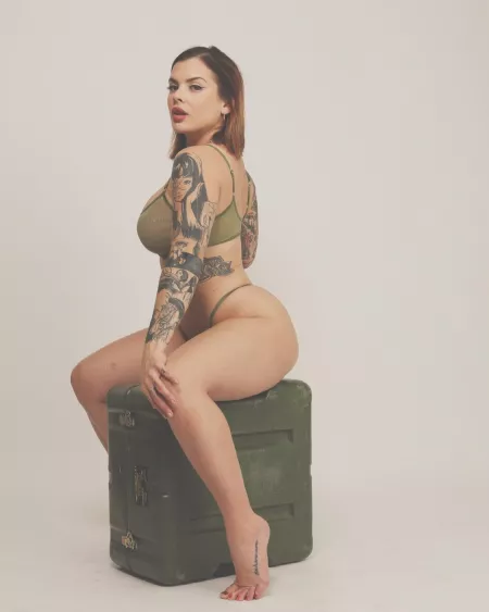 Thick babe by gotfannorthofthewall