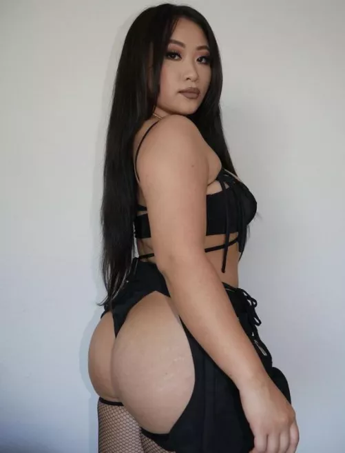 Thick Babe in Black by yunaX2