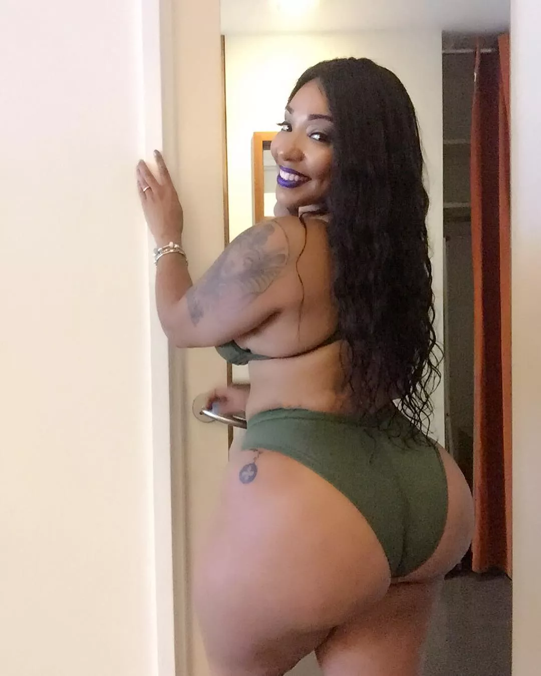Thick ebony posted by VacuousJourney459