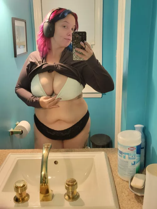 Thick girl bathroom selfie ;) by alwaysthefeisty