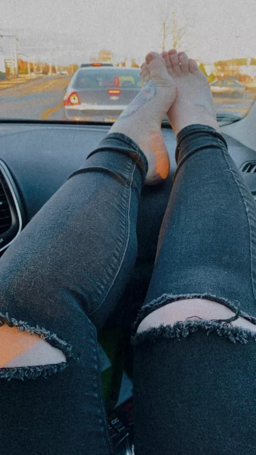 Thick thighs and soles save lives 😛 by Valentinapetrov