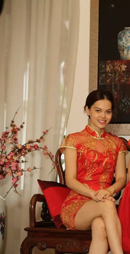 thick thighs in a traditional dress. i want to sniff that chair by tigolbittiesbigolti