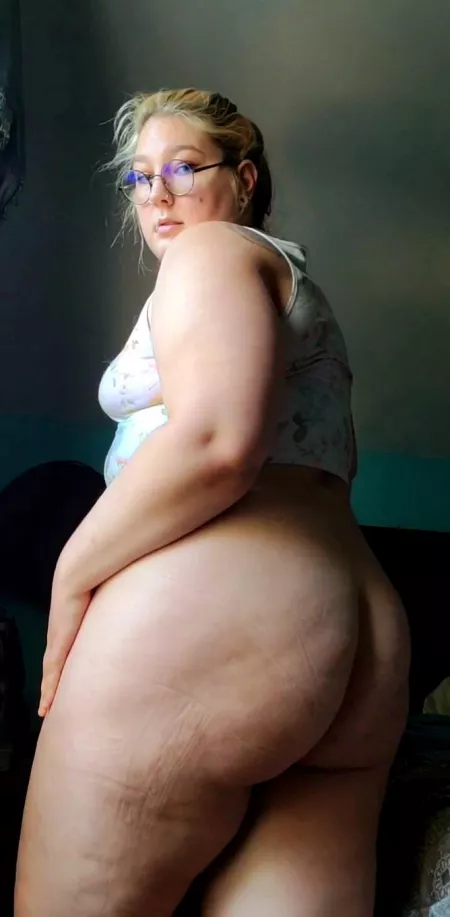 Thick thighs, messy hair, and don't care ✌🖤 by [deleted]