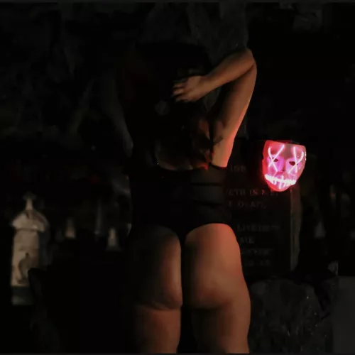 Thick thighs & spooky vibes 🎃 👻 by alexrose_21