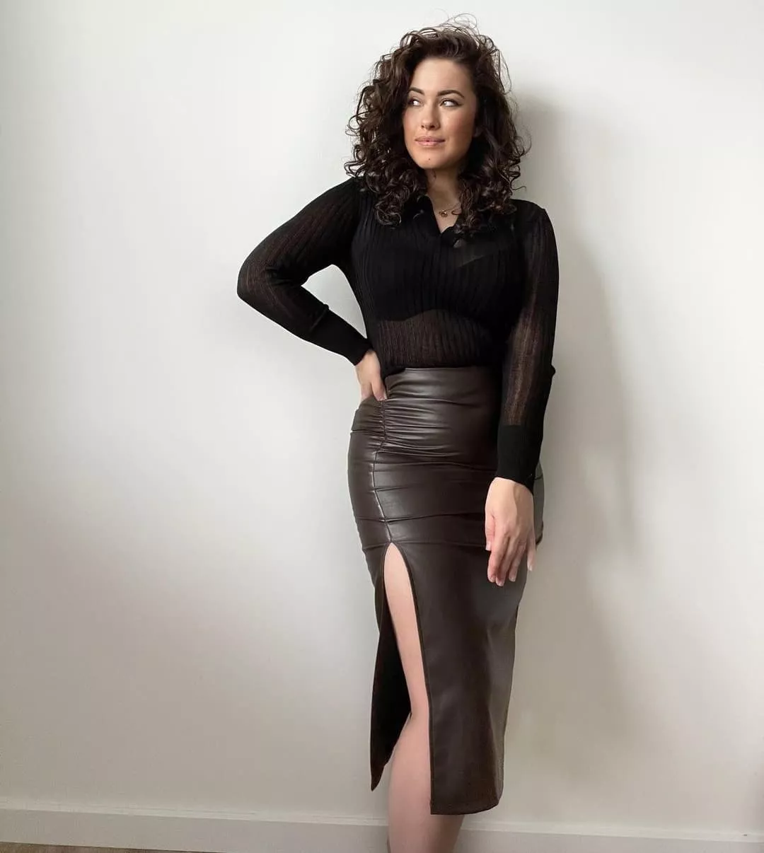 Thigh High Slit posted by gooningaccount