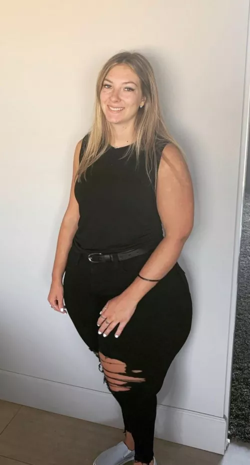 Thighs bigger than your torso by Monarquettv_