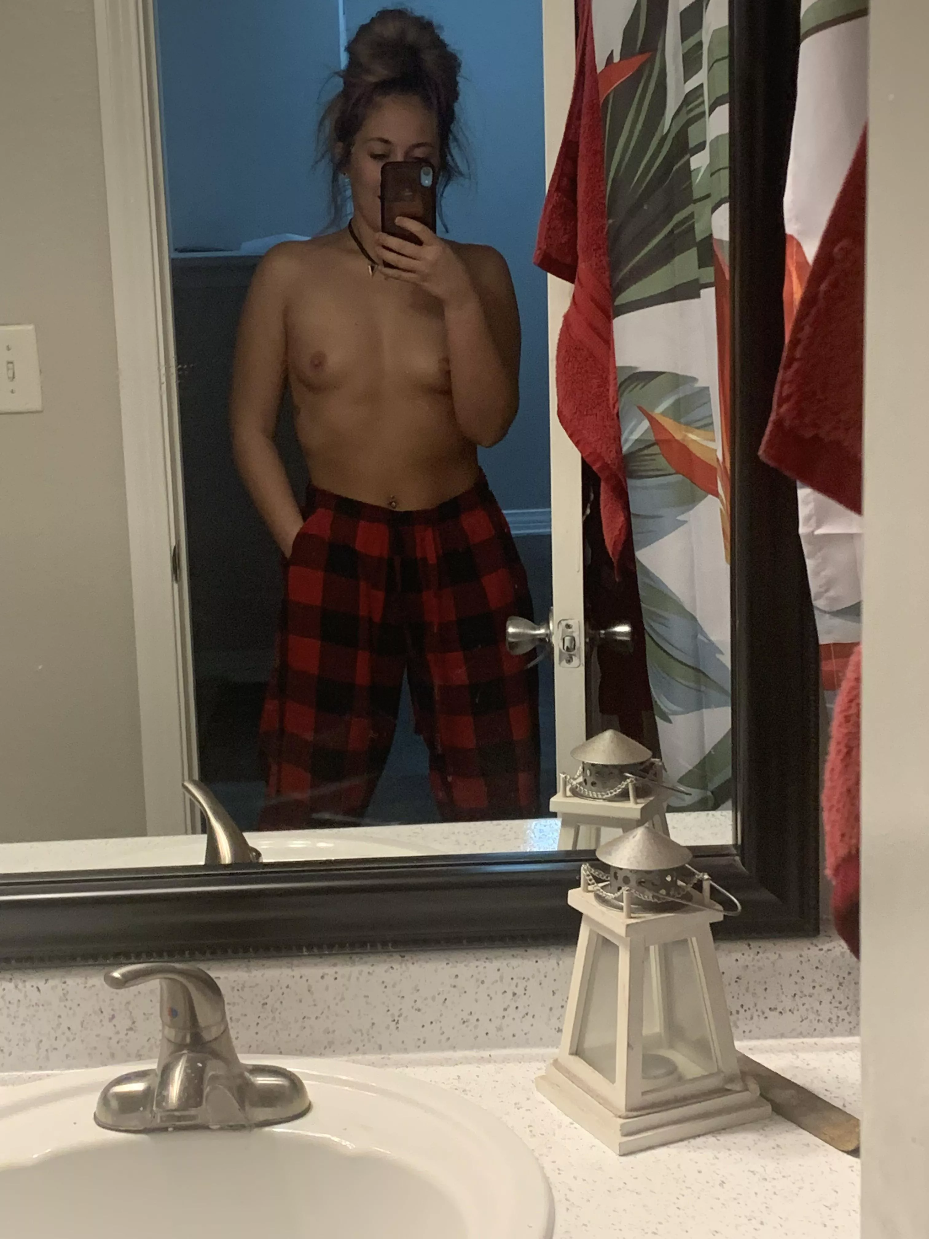 Things in mirror are tinier than they appear 🙈 posted by Myrandaaa69