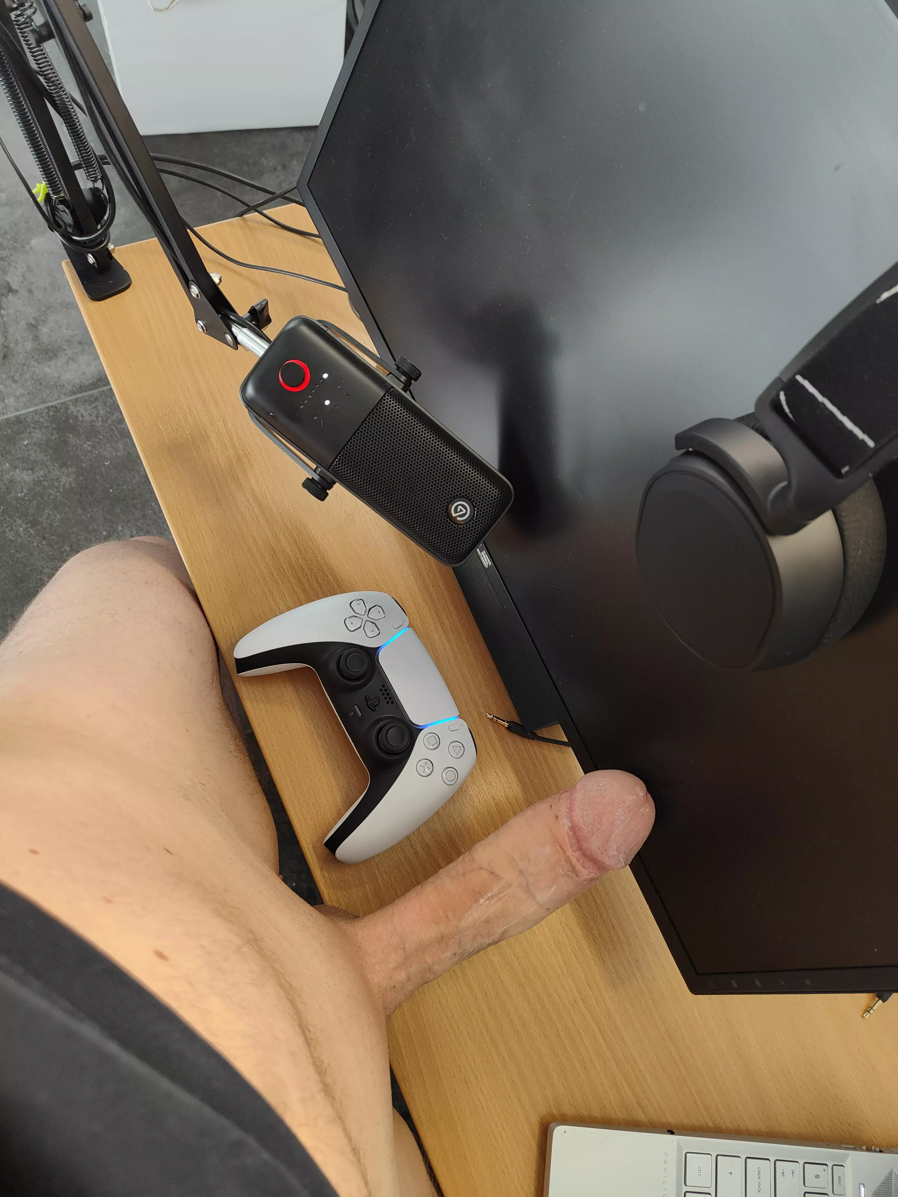 Think i go Online now 😘 posted by HONEYGUYX7