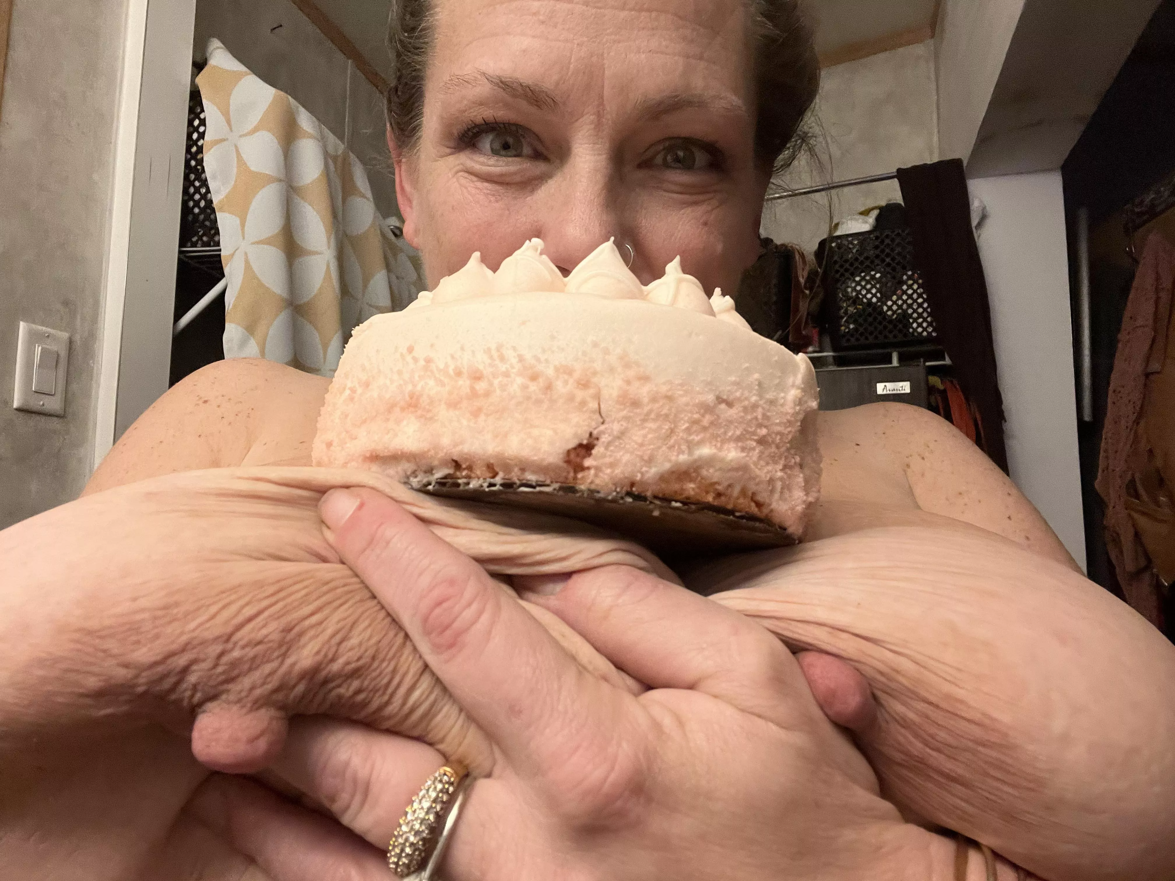 This cake doesn’t stand a chance posted by Misswetdream