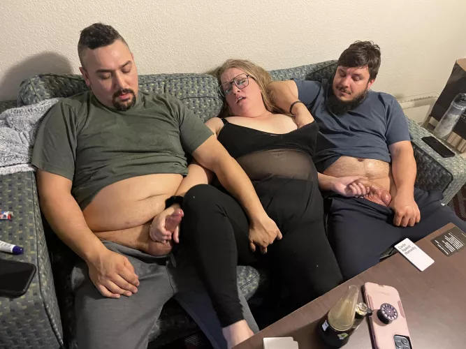 This filthy little slut… while I’m busy slaving away over dinner she’s over here fuckin around. I gave that bitch some coconut oil. My Queen is a genius. Fuck around and find ouuuut 🍆💦 by DickDevil420