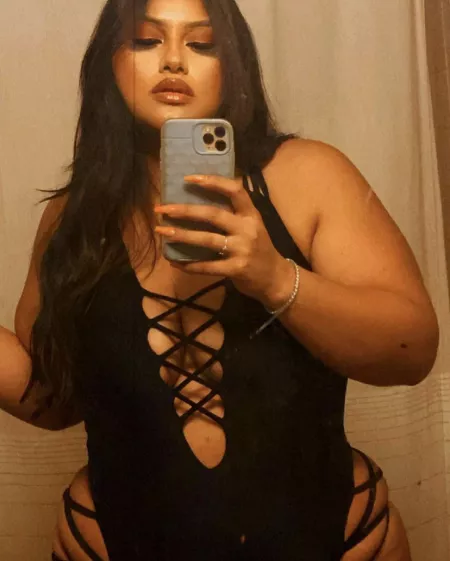 This girl be wanting someone to d*#k her down how many of you would hit it ? by eljefe90909