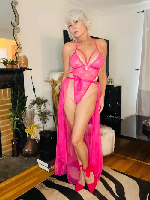 This gives me serious showgirl vibes ! by TheGoldenGilf